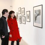 la concejal de Cultura, Ana Redondo, y el comisario de la muestra, Pepe Font de Mora, ayer durante la inauguración en el Museo Patio Herreriano de Valladolid.