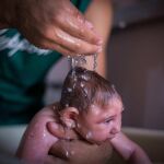 Fotografía del 8 de febrero de 2016, de Ana Beatriz, una niña con microcefalia que celebró 4 meses de vida en el municipio de Lagoa do Carro, Pernambuco (Brasil).