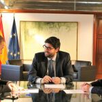 Lucas Jiménez, de Scrats, el presidente Fernando López Miras, y el consejero de Agua, Francisco Jódar, ayer