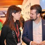 El líder socialista, Luis Tudanca, conversa con la concejala de Cultura de Valladolid, Ana Redondo, en Fitur