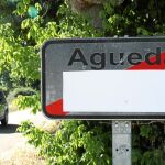 Los indicativos de la pedanía lucen una franja que cubre la palabra «del Caudillo» para cumplir la legislación.Foto: Rubén Mondelo