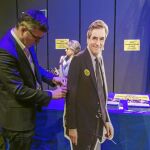 Un simpatizante de François Fillon prepara una imagen en cartón del candidato antes de un mitin en Aubervilliers