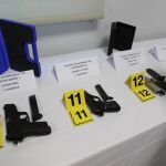 Pistolas incautadas a una célula terrorista islámica.