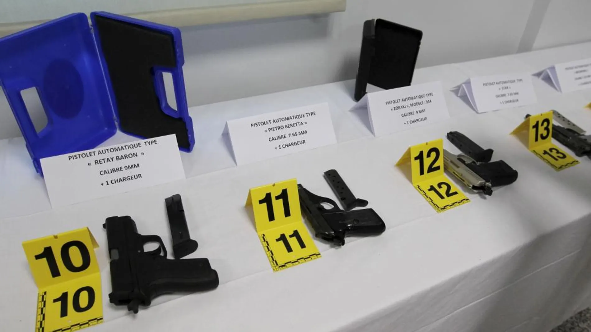 Pistolas incautadas a una célula terrorista islámica.