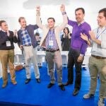 Martínez Maíllo y Javier Dorado levantan los brazos de Víctor López, tras ser reelegido por unanimidad como presidente de NNGG del PP de Zamora, en presencia también de Eduardo Carazo.