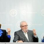 De izquierda de derecha los senadores del PP Rita Barberá, Pedro Agramunt y Marta Torrado