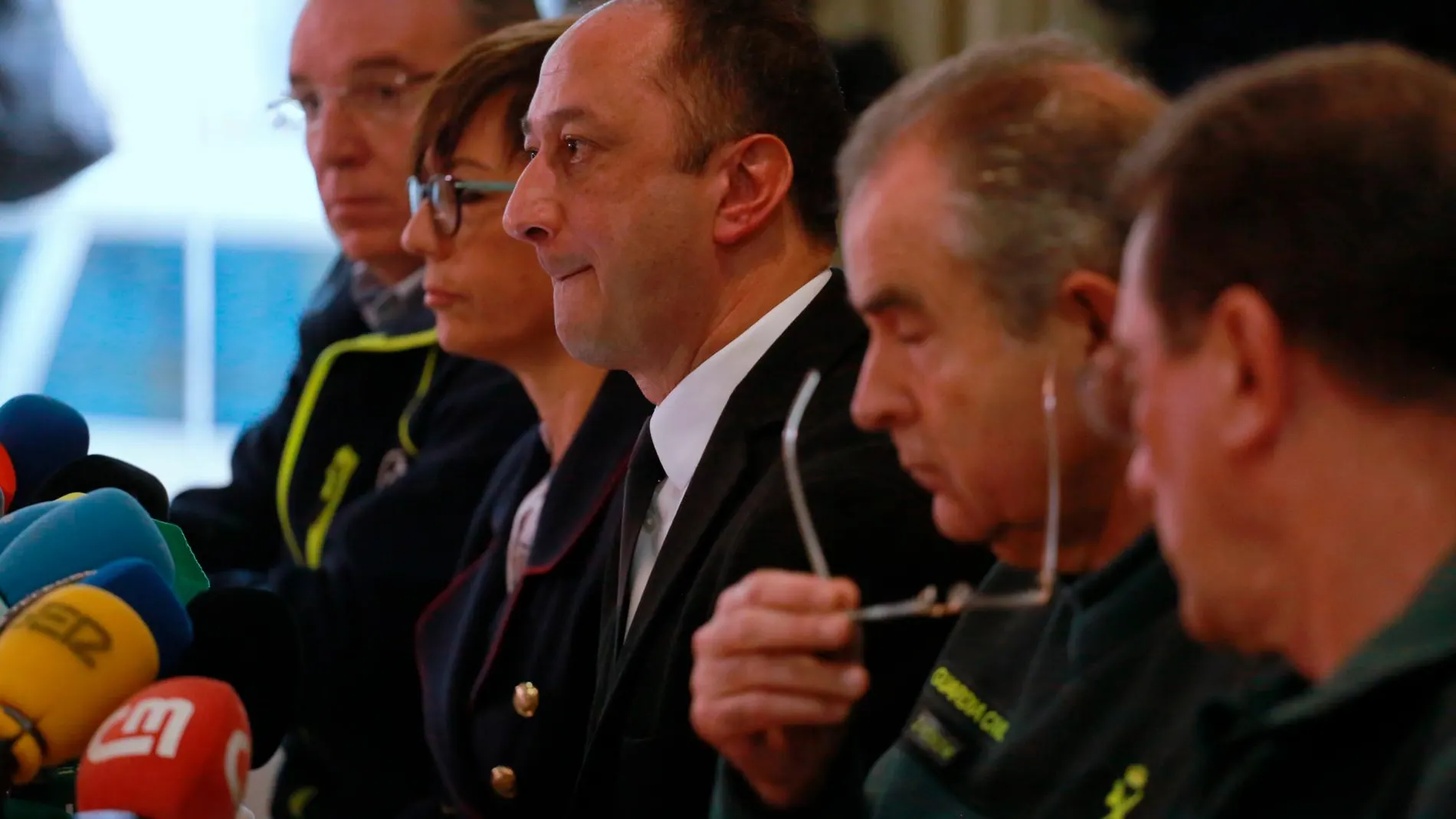 De izquierda a derecha, el presidente del Consorcio Provincial de Bomberos, Francisco Delgado Bonilla; la subdelegada del Gobierno en Málaga, María Gámez; el delegado del gobierno, Rodríguez Gómez de Celis; el general jefe de la Zona de la Guardia Civil en Andalucía, Manuel Contreras y el coronel jefe de la comandancia de la Guardia Civil de Málaga, Jesús Esteban