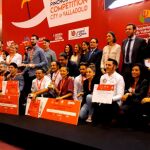 Foto de familia del alcalde Óscar Puente y la ministra Reyes Maroto con los ganadores