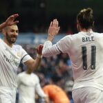 Gareth Bale celebra con su compañero Karim Benzema la consecución del cuarto gol de su equipo al Rayo Vallecano