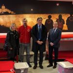 El alcalde de Salamanca, Carlos García Carbayo, durante la visita a las instalaciones de Cruz Roja en la ciudad y junto al presidente de la institución, Jesús Juanes