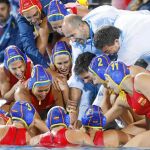 Las jugadoras españolas celebran el pase a la final junto al seleccionador, Miky Oca