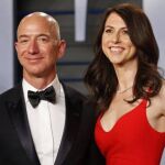 El fundador de Amazon, Jeff Bezos y su exmujer MacKenzie en una imagen de archivo / Reuters