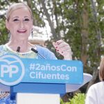La secretaria general del PP, Mar&iacute;a Dolores de Cospedal, acompa&ntilde;&oacute; a Cristina Cifuentes en el acto