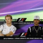 El piloto británico Lewis Hamilton, de la escudería Mercedes AMG (d), y su compañero de equipo, el alemán Nico Rosberg (i), ofrecen una rueda de prensa en el circuito de Yas Marina, en Abu Dabi