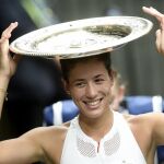 Muguruza celebra con el trofeo su victoria en Wimbledon
