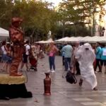 Momento en que Viktor Crazy deja la mochila en las Ramblas