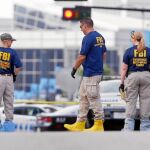 Miembros del FBI analizan el escenario del crimen en busca de pruebas, ayer en la ciudad estadounidense de Dallas