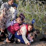 Emigrantes sirios cruzan la frontera entre Hungría y Serbia, cerca de la ciudad de Roszke