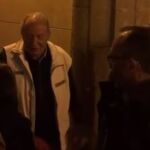 Imagen del Rey emérito mientras conversaba con una vecina de Vigo