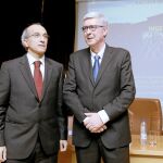 El director de Michelin España y Portugal, Mariano Arconada, cierra la jornada junto al director de la Escuela de Ingenierías Industriales, Jesús Ángel Pisan