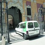 Uno de los vehículos de la flota de la Junta entra en las instalaciones de su sede, el palacio de San Telmo
