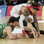 El escolta del Olympiacos Piraeus Daniel Hackett (d) lucha el balón con el georgiano Tornike Shengelia, del Laboral Kutxa, durante el partido