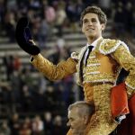 Ginés Marín, que cortó una oreja a cada uno de sus toros, sale por la puerta grande en la Feria de las Fallas de Valencia