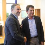 Manuel Valls saluda a Elías Bendodo