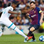 El delantero argentino del FC Barcelona Lionel Messi y el centrocampista holandés del PSV Pablo Rosario / Efe