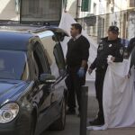 Traslado de unos de los cadáveres hallados en una vivienda de Campo de Criptana (Ciudad Real)