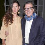 El periodista junto a su esposa, Lorena Aznar