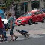 Un coche de autoescuela realizando practicas