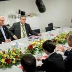 El secretario de estado de EE UU, Rex Tillerson, escucha al ministro de Exteriores de Rusia, Sergei Lavrov, durante el encuentro de hoy en Bonn