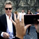 Hugh Grant a su llegada hoy al hotel de San Sebastián, donde presenta su película "Florence Foster Jenkins".