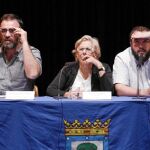 Los concejales Nacho Murgui (ex presidente de la FRAVM) y Guillermo Zapata (dcha.), juto a Manuela Carmena, ayer, en un acto con los vecinos de Fuencarral-El Pardo