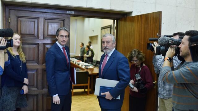 El ministro de Fomento, Íñigo de la Serna,iz., y el secretario de Estado de Infraestructuras, Julio Gómez-Pomar,d., ayer poco antes de la reunión con los representantes sindicales del sector de la estiba y la patronal Anesco.
