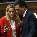Pedro Sánchez conversa con Zaida Cantera, durante la constitución de las Cortes emanadas de las elecciones generales del 20 de diciembre.
