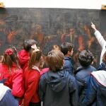 Un grupo de escolares observa El entierro de Cristo, durante la jornada de puertas abiertas en la Sala de exposiciones del Monasterio de Nuestra Señora de Prado, sede de la Consejería de Cultura y Turismo, en Valladolid