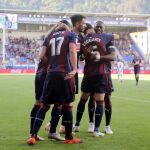Los jugadores del Eibar celebran el primer gol de Kike García ante el Leganés, durante el partido de la 5ª jornada de Liga de Primera División disputado hoy en el estadio de Ipurúa / Efe