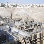 Trabajadores palestinos en la colonia de Male Adumim, ayer