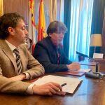 El alcalde de la capital soriana, Carlos Martínez, junto al director de Iberaval en Soria, Rubén Moreno