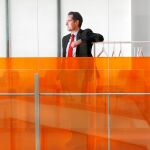 La familia, lo primero. A Ignacio Aguado le gusta llevar a su hijo de un año a la guardería. Admite que la política es «importante», pero también quiere disfrutar de los suyos. Foto: Cipriano Pastrano