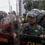 Soldados de la Guardia Nacional impiden el paso de un grupo de diputados que protestan en la sede del Tribunal Supremo de Justicia hoy.