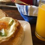 Energético desayuno: bollo, huevo y aguacate