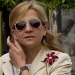 La infanta Cristina, a su salida hoy de su trabajo en la central barcelonesa de La Caixa,