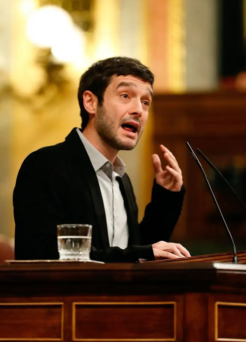 El diputado Pablo Bustinduy deja la primera línea de la política institucional