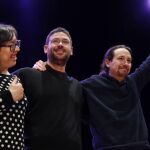 Noelia Bail, Albano Dante Fachín y Pablo Iglesias, saludan hoy durante el acto, "La gente ante los retos históricos"