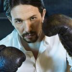 Pablo Iglesias con unos guantes de boxeo en Vanity Fair