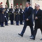 François Hollande y David Cameron a su llegada al Elíseo esta mañana