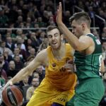 El jugador del Barcelona Victor Claver en acción ante Edgaras Ulanovas